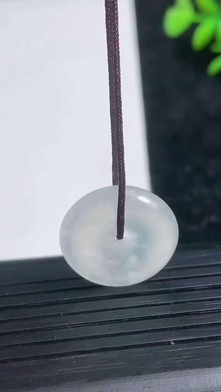 天然A货翡翠平安扣吊坠尺寸18.7-5.1重量:4.13g
3月21日