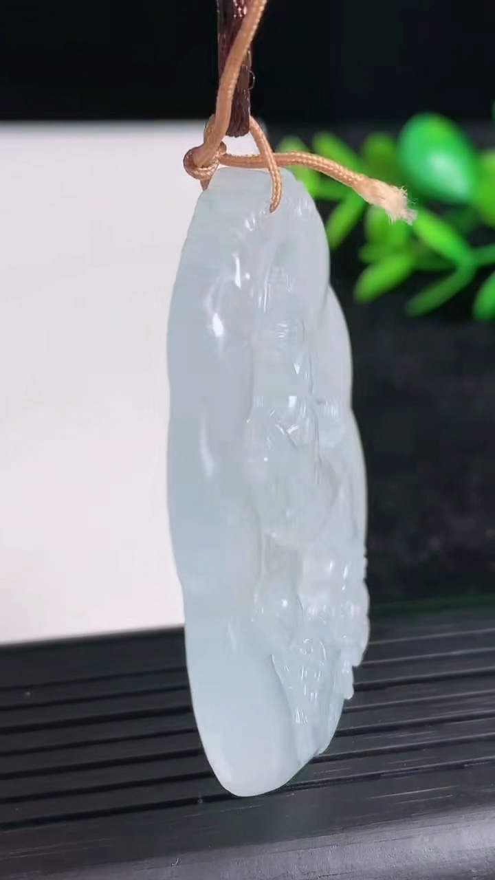 天然A货翡翠种白冰生肖马吊坠尺寸51.2-43-5重量:26.14g
3月21日