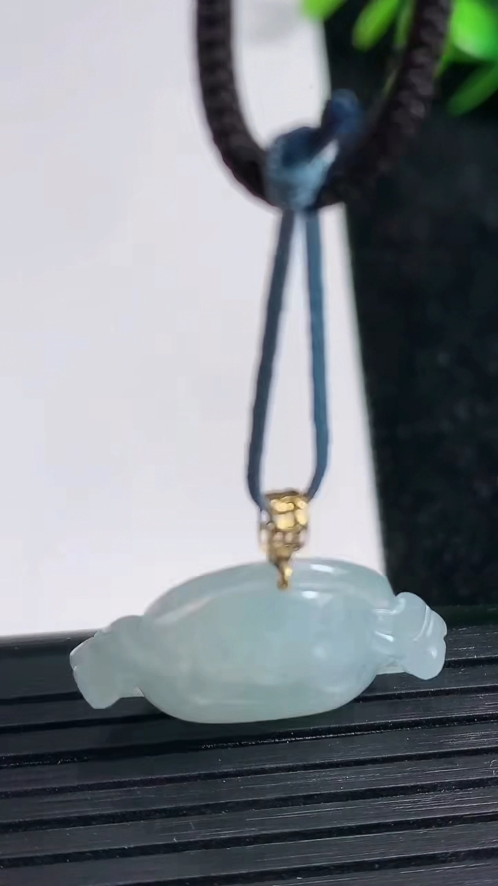 天然A货翡翠18K金飘花佛公吊坠尺寸21.4-25.8-4.9重量:4.62g
3月21日