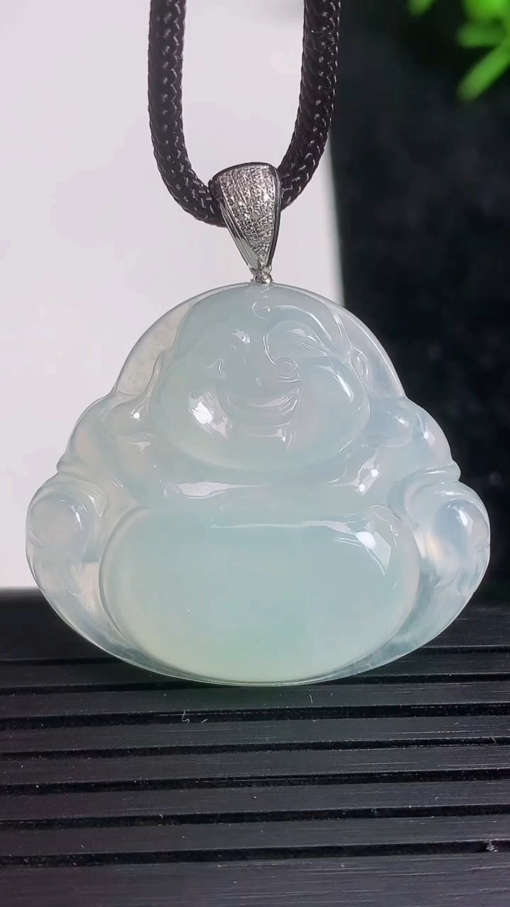 天然A货翡翠佛公吊坠尺寸28.6-32.8-5.4重量:8.83g
3月21日