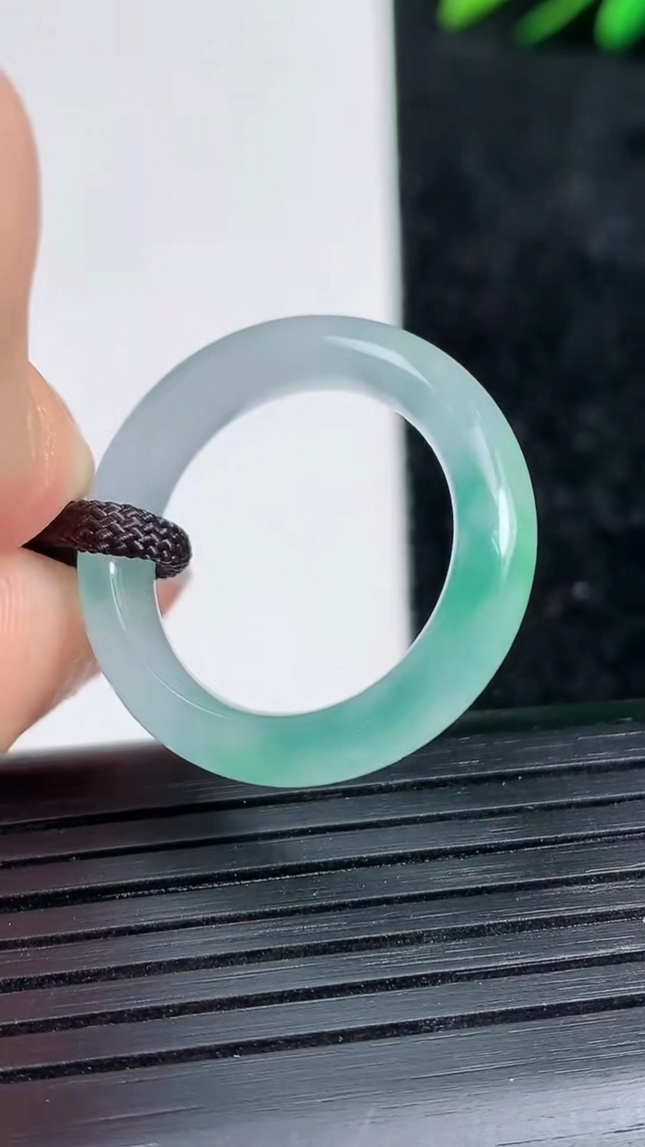 天然A货翡翠指环戒指尺寸18.2-5.3-3.3重量:3.98g2026年3月21日
工厂直销收藏佳品,种好水足，色泽均匀，有种有色，上手高大气！