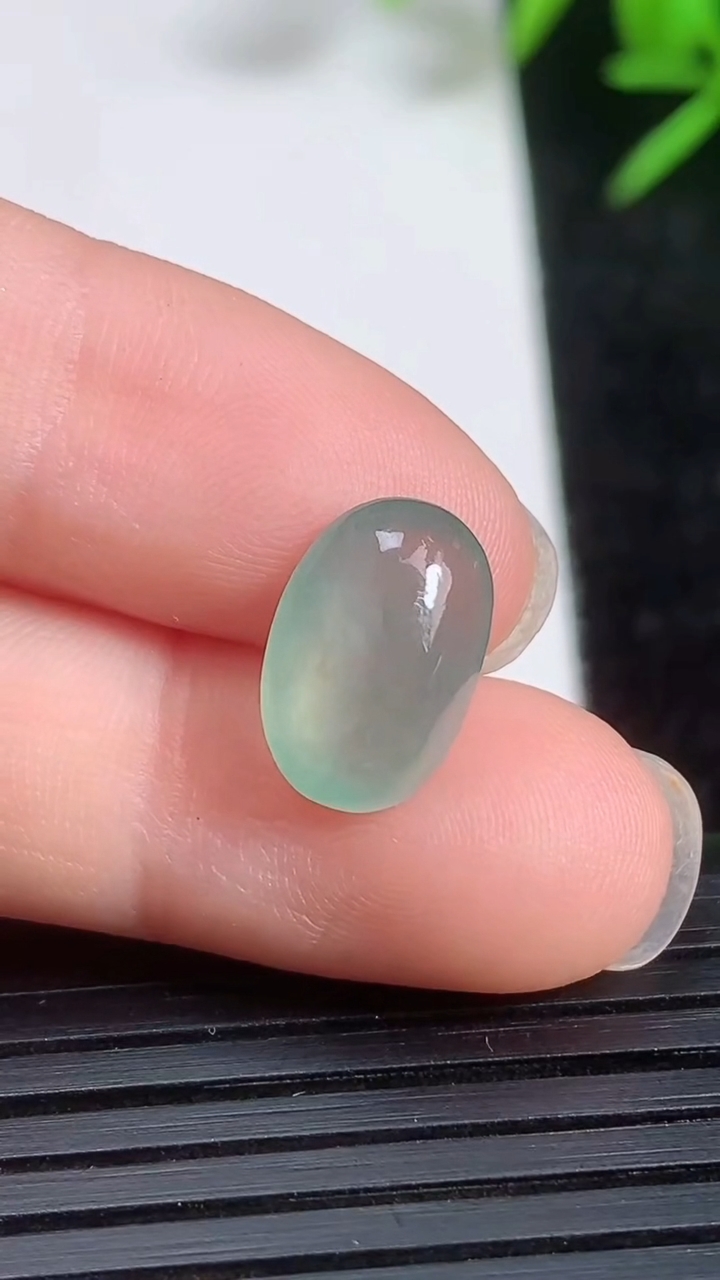 天然A货翡翠蛋面镶嵌件尺寸11.7-7.9-4.7重量:0.80g
3月21日