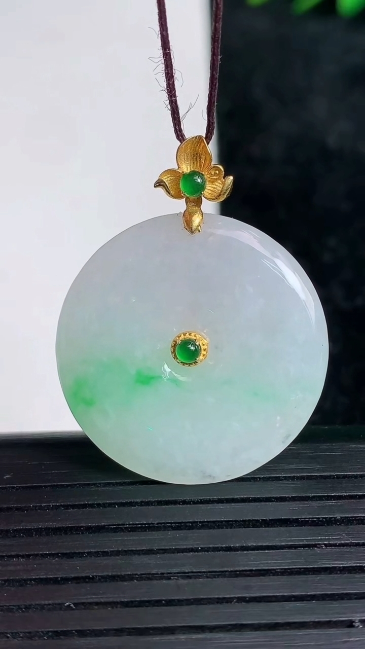 天然A货翡翠平安扣吊坠尺寸26.2-4.3重量:7.43g
3月21日