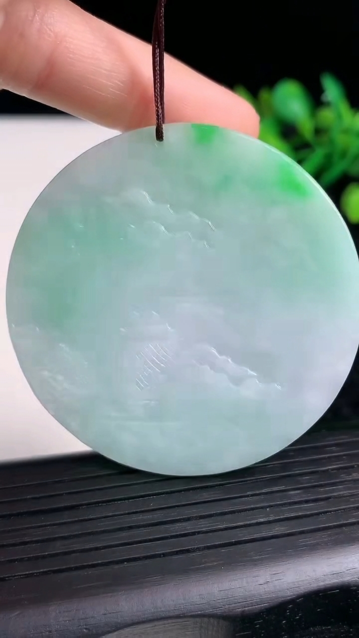 天然A货翡翠山水牌吊坠尺寸53.2-6.9重量:45.81g
3月21日