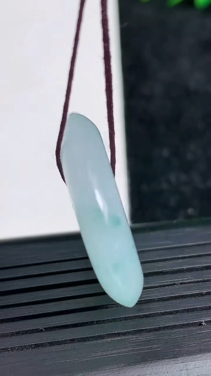 天然A货翡翠飘花平安扣吊坠尺寸29.2-6重量:11.52g
3月21日