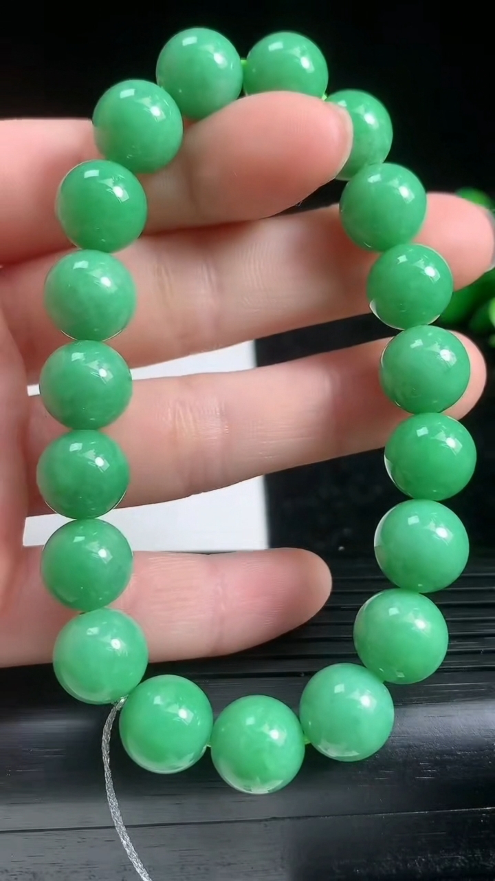 天然A货翡翠圆珠手串尺寸10-19颗重量:35.32g3月21日
工厂直销收藏佳品,种好水足，色泽均匀，有种有色，上手高大气！