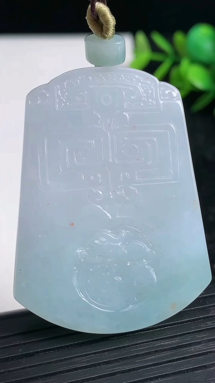 天然A货翡翠仿古无事牌吊坠尺寸50-37.7-5.8重量:31.98g
3月21日