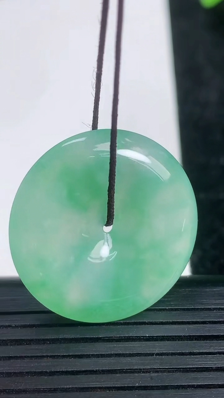 天然A货翡翠平安扣吊坠尺寸28.7-5.7重量:10.06g
3月21日