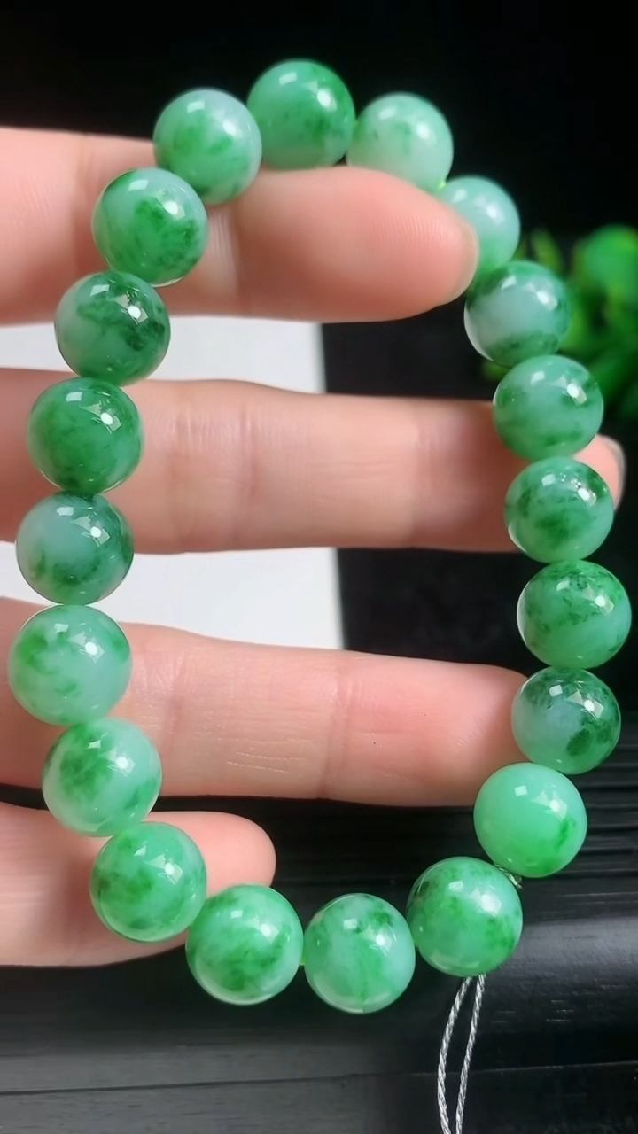 天然A货翡翠圆珠手串尺寸8.8-20颗重量:27.65g3月21日
工厂直销收藏佳品,种好水足，色泽