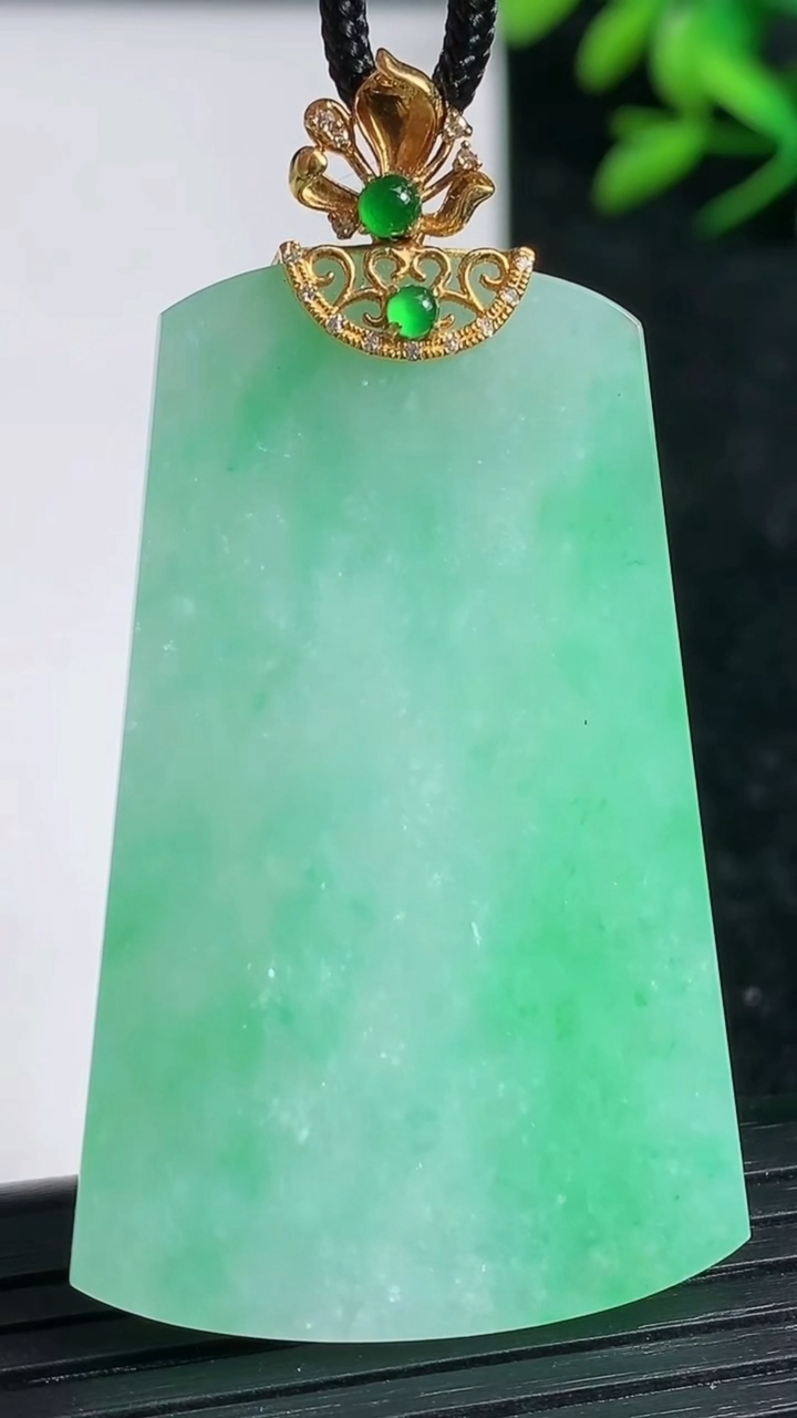 天然A货翡翠无事牌吊坠尺寸46.1-29-3.3重量:15.09g
3月21日