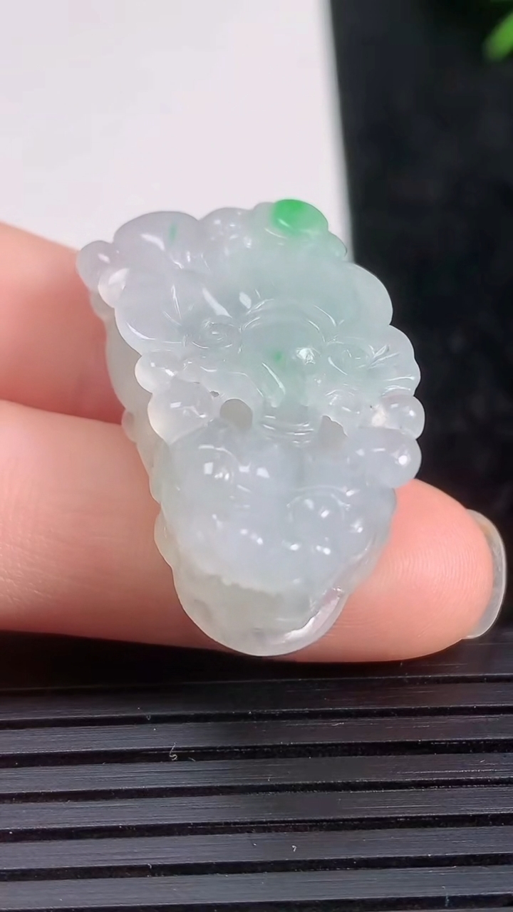 天然A货翡翠貔貅吊坠尺寸30.4-16.7-10.9重量:11.52g
3月21日