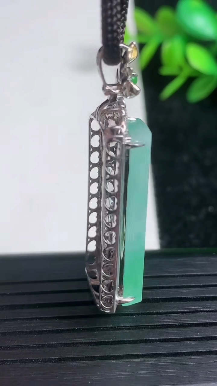 天然A货翡翠无事牌吊坠尺寸43.9-13.2-7.2裸石29.5-11.3重量:6.75g
3月21日