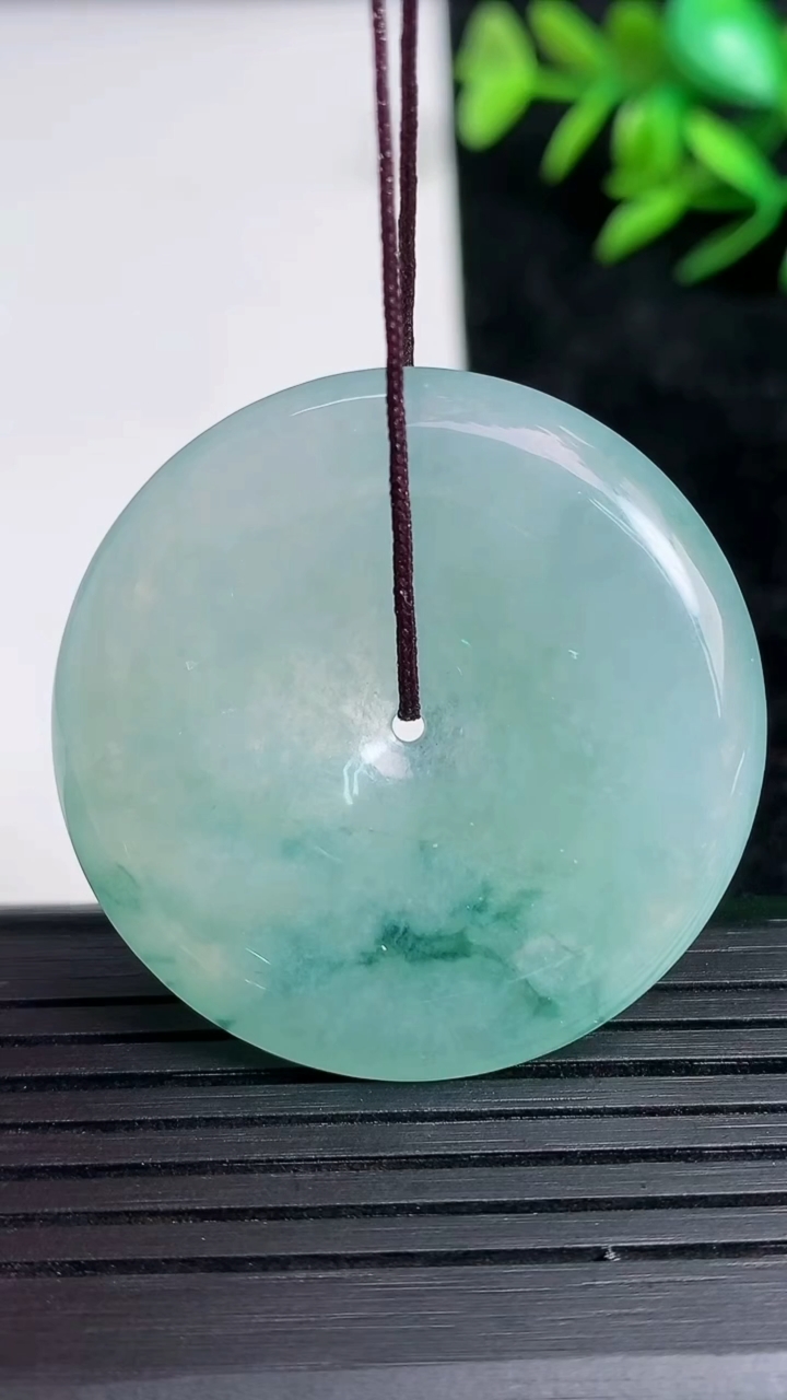 天然A货翡翠冰种飘花平安扣吊坠尺寸37.1-5.9重量:18.53g
3月21日