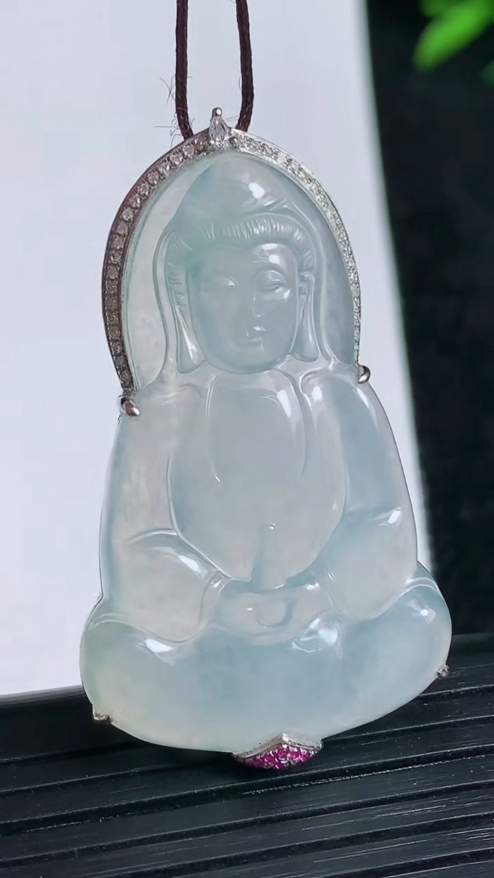 天然A货翡翠种白冰观音菩萨吊坠尺寸52.7-24.8-6.8重量:8.29g
3月21日