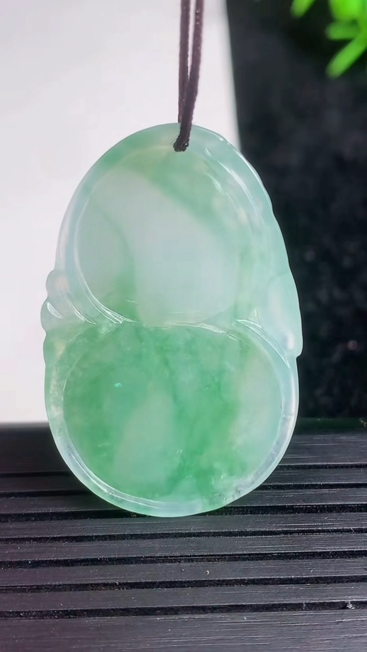 天然A货翡翠葫芦吊坠尺寸37.6-23.9-5.5重量:9.48g
3月21日