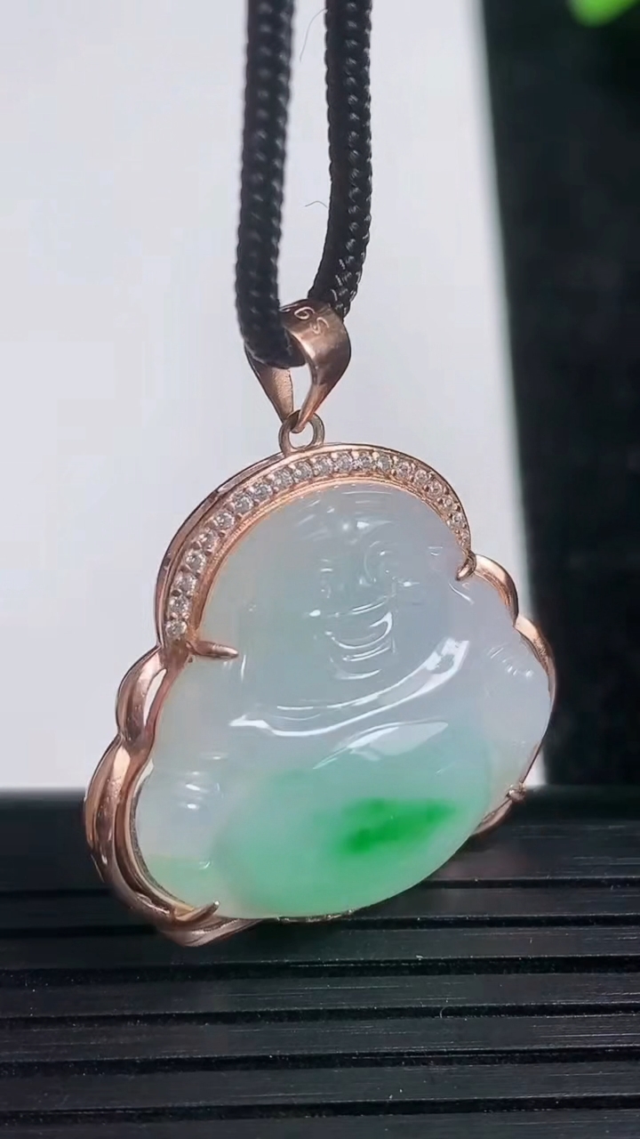 天然A货翡翠佛公吊坠尺寸26.3-27-5.7重量:4.46g
3月21日