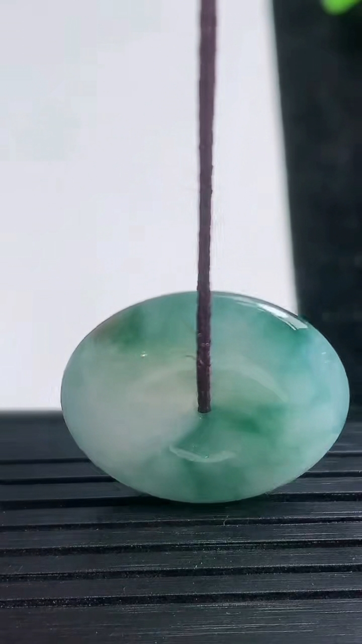 天然A货翡翠冰种飘花平安扣吊坠尺寸24.6-4.8重量:6.88g
3月21日