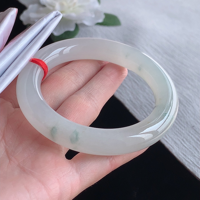 天然A货翡翠飘花胖圆条手镯55-56圈口  
尺寸55.8-11.6mm 0318