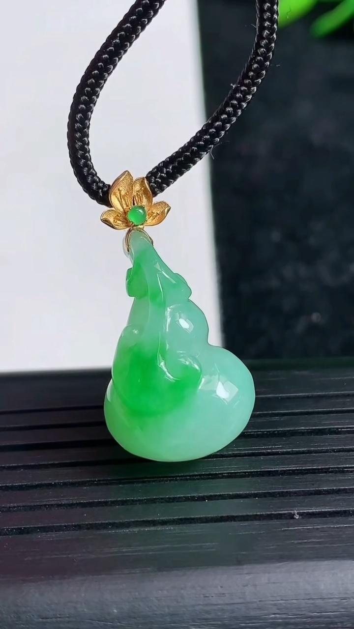 天然A货翡翠葫芦吊坠尺寸22.7-14.5-11.7重量:5.25g
3月21日