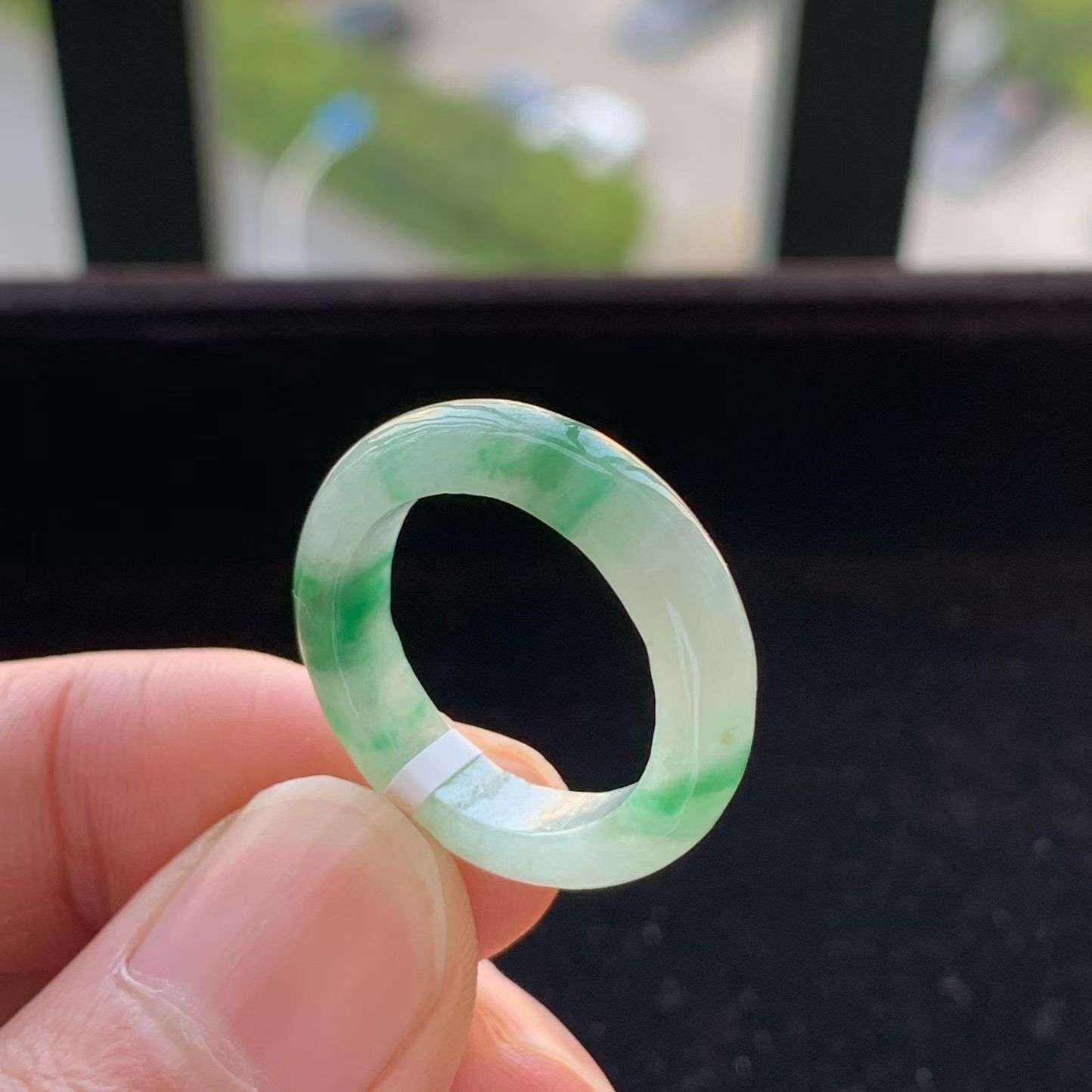 A货天然翡翠冰糯种飘绿戒指17-18号重量3.90
3月21日