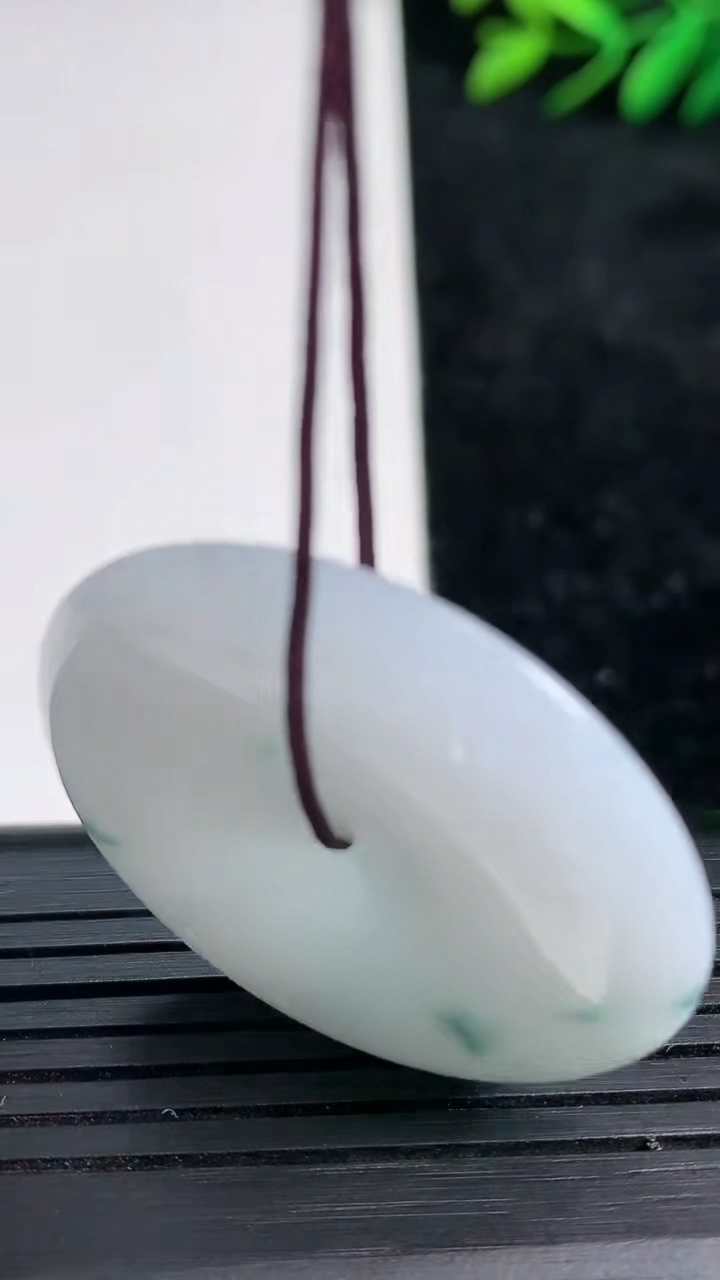 天然A货翡翠飘花平安扣吊坠尺寸33.9-5.4重量:14.33g
3月21日