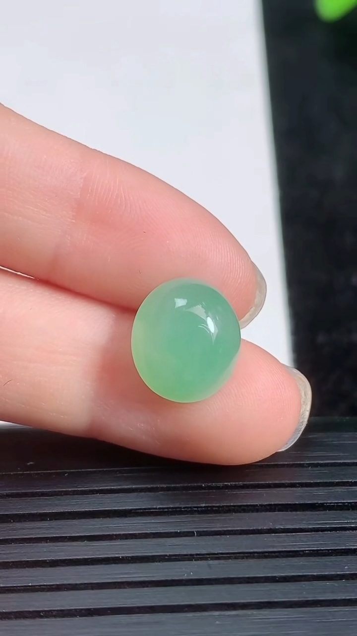 天然A货翡翠蛋面镶嵌件尺寸11.5-10-5.8重量:1.37g
3月21日