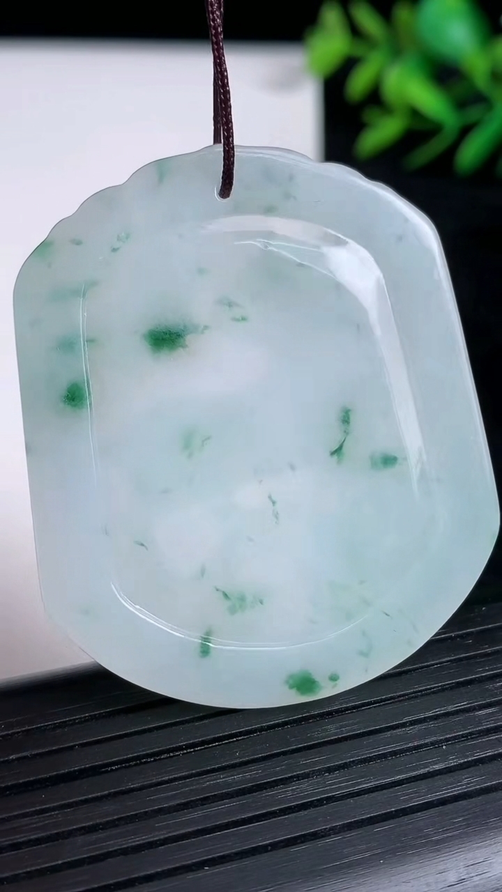 天然A货翡翠飘花生肖羊吊坠尺寸48.6-40.8-3.8重量:19.36g
3月21日