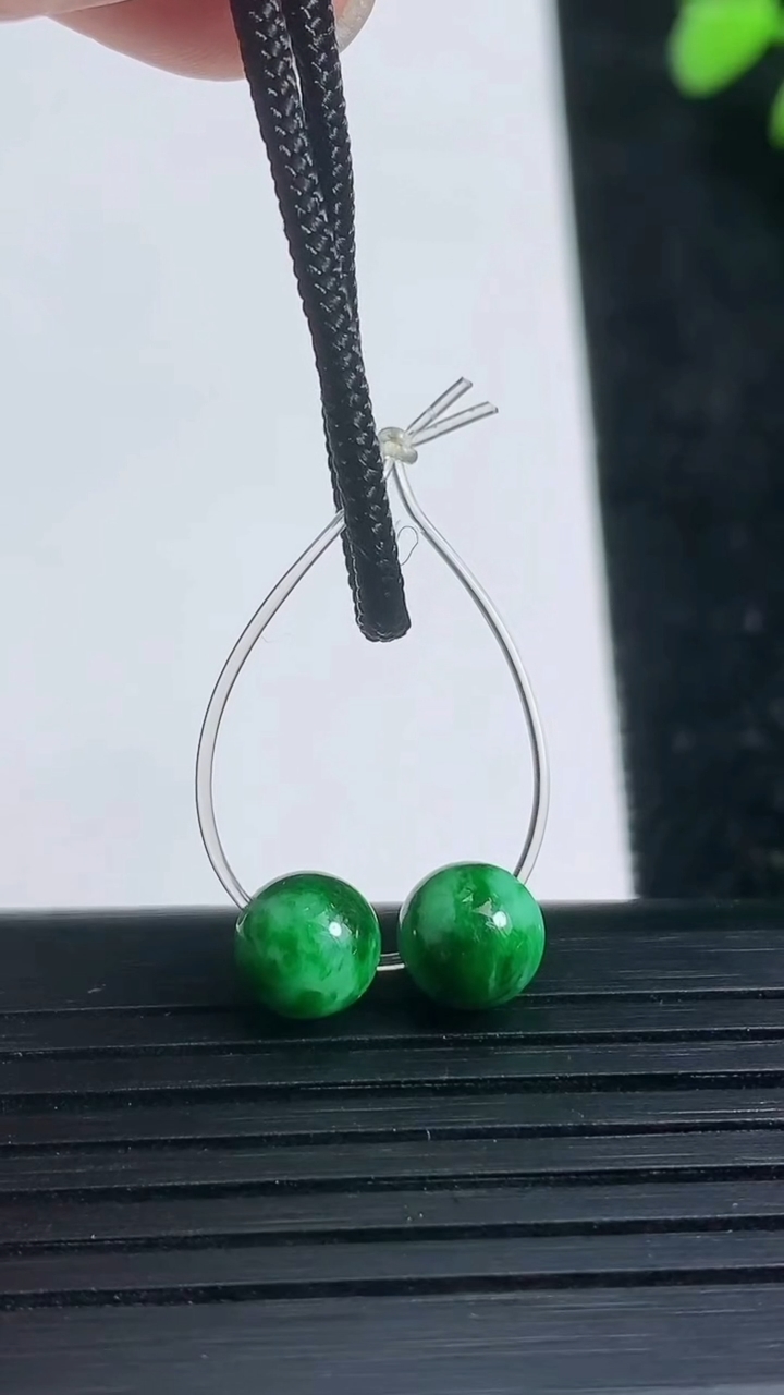 天然A货翡翠圆珠吊坠一对尺寸6.7重量:1.24g3月21日
工厂直销收藏佳品,种好水足，色泽均匀，有种有色，上手高大气！
