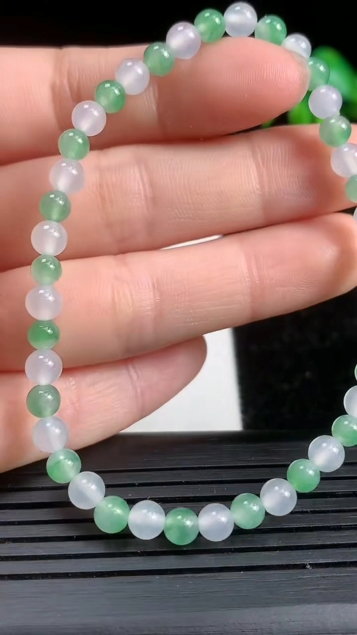 天然A货翡翠圆珠手串尺寸4.2-42颗重量:6.38g3月21日
工厂直销收藏佳品,种好水足，色泽均匀，有种有色，上手高大气！