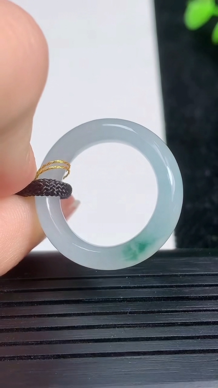 天然A货翡翠冰种飘花指环戒指尺寸17.4-6-3.5重量:4.48g2026年3月21日
工厂直销收藏佳品,种好水足，色泽均匀，有种有色，上手高大气！