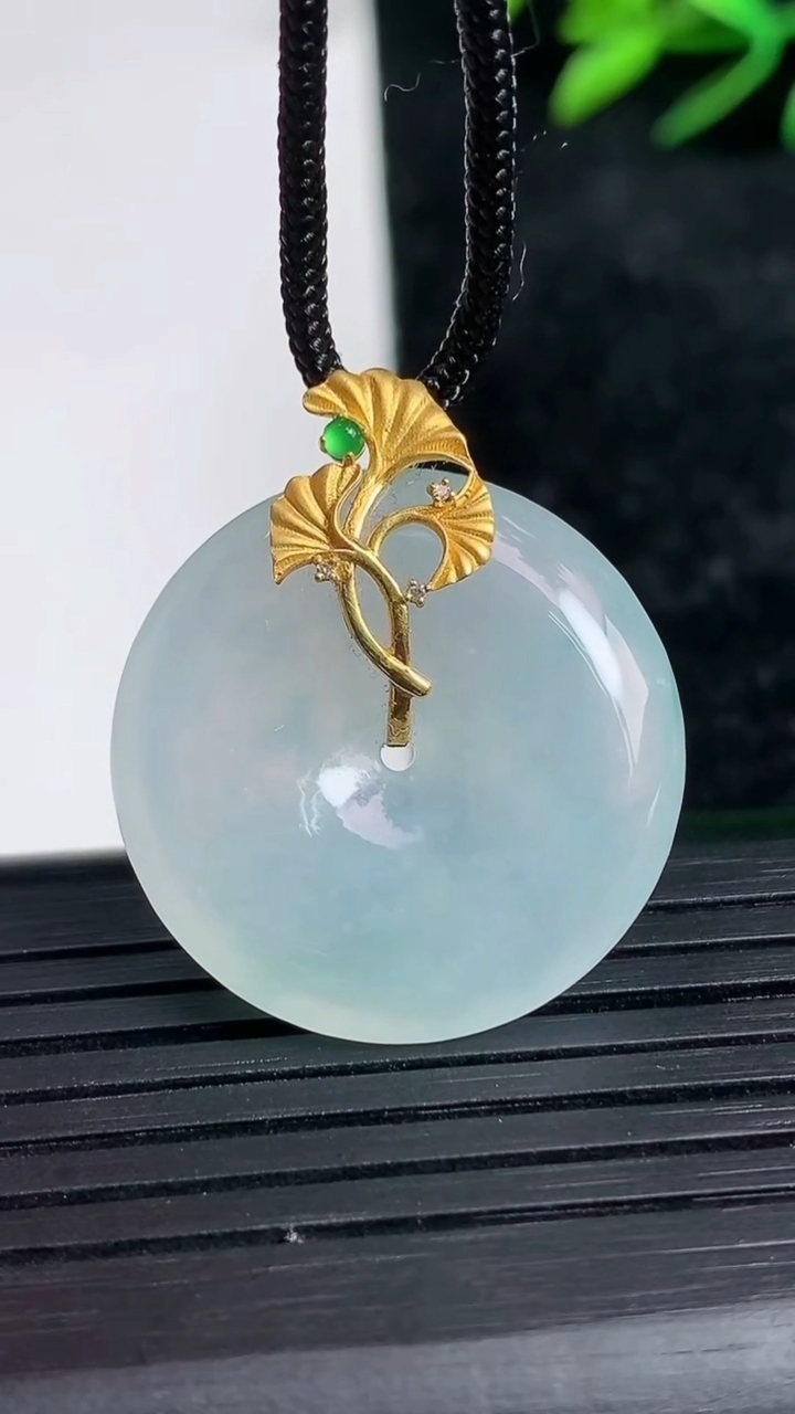 天然A货翡翠种飘花平安扣吊坠尺寸24.9-5.2重量:7.42g
3月21日