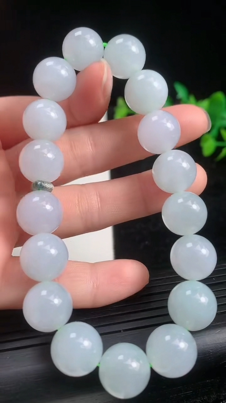 天然A货翡翠圆珠手串尺寸11.6-17颗重量:52.39g3月21日
工厂直销收藏佳品,种好水足，色泽均匀，有种有色，上手高大气！