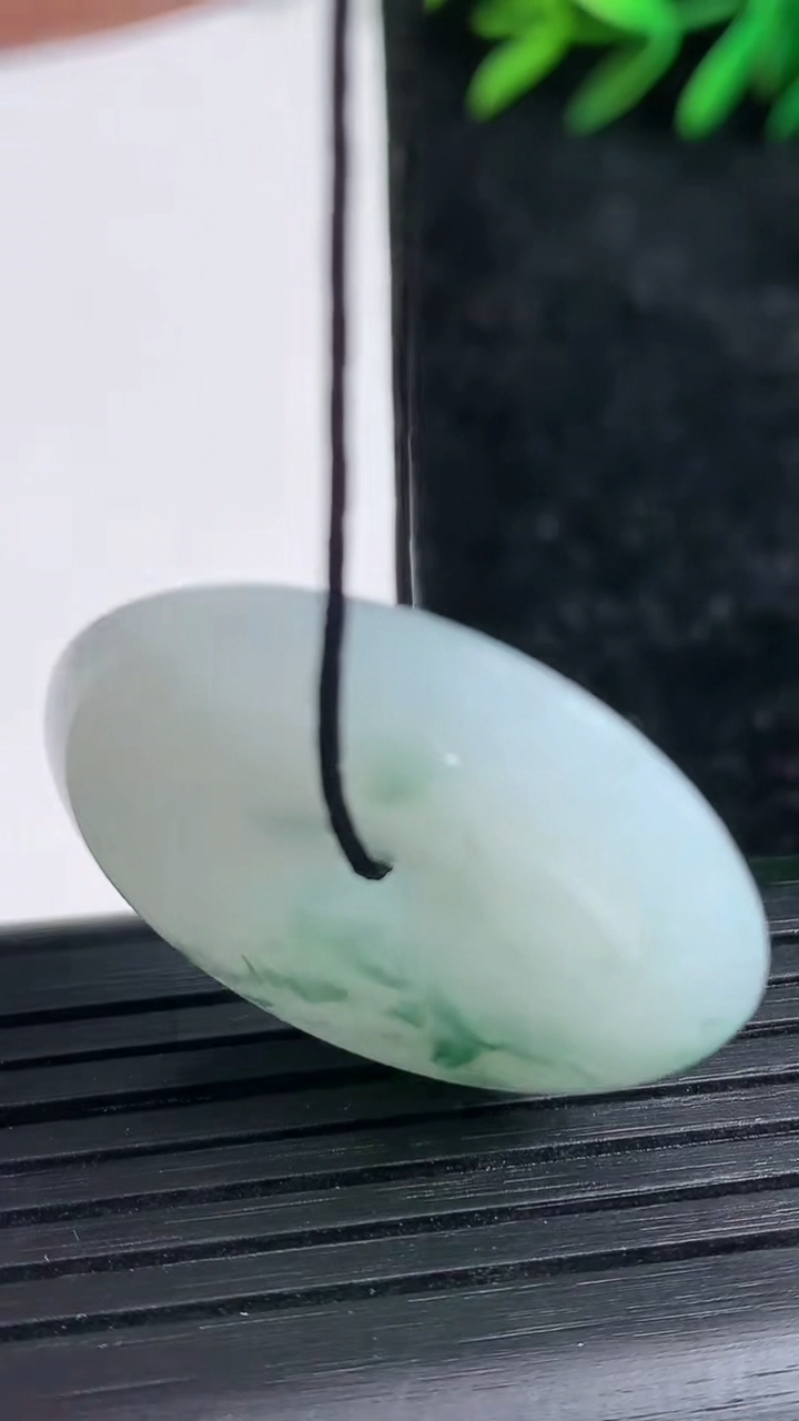 天然A货翡翠飘花平安扣吊坠尺寸29.4-5.2重量:10.45g
3月21日