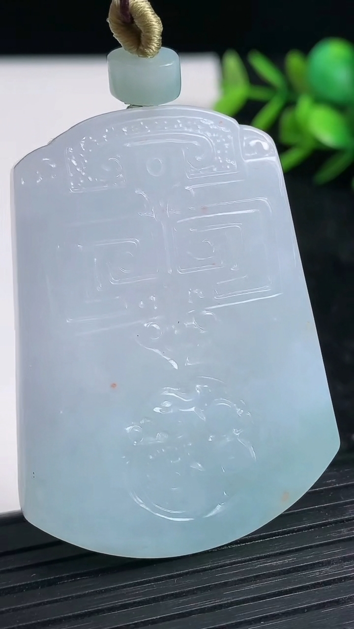 天然A货翡翠仿古无事牌吊坠尺寸50-37.7-5.8重量:31.98g
3月21日