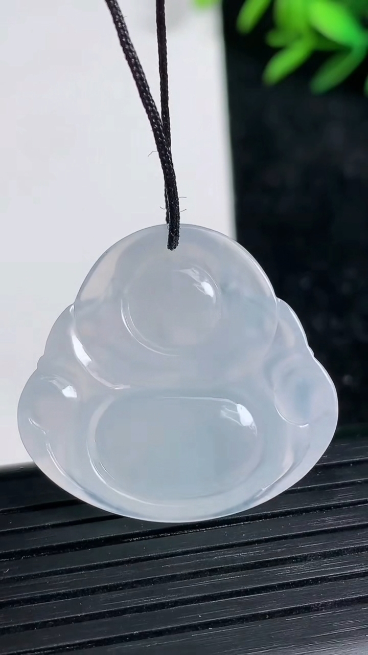 天然A货翡翠冰种飘花佛公吊坠尺寸28.1-30.2-5.6重量:8.46g
3月21日