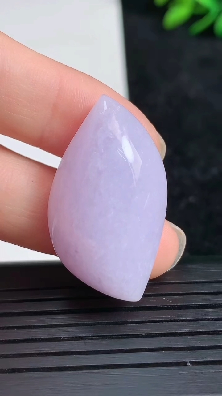 天然A货翡翠紫罗兰随形镶嵌件尺寸32.4-18.1-9.8重量:9.80g
3月21日