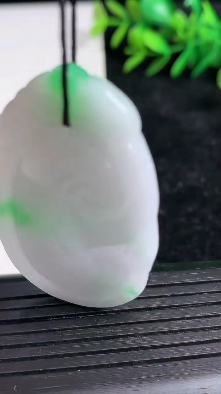 天然A货翡翠如意吊坠尺寸48.1-27.8-4.8重量:14.59g
3月21日