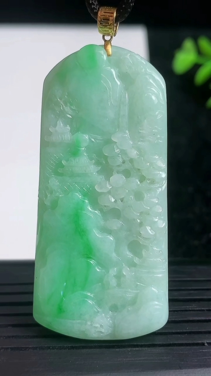 天然A货翡翠山水牌吊坠尺寸54.8-25-5.2重量:18.95g
3月21日