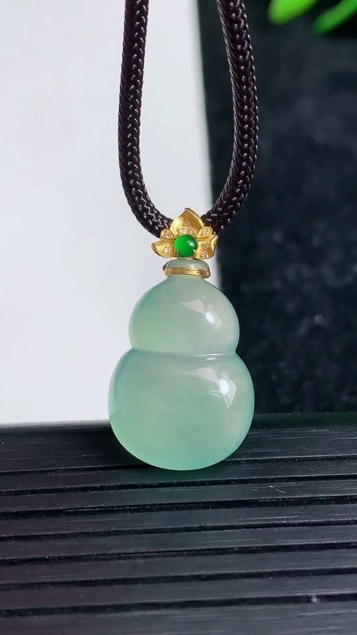 天然A货翡翠葫芦吊坠尺寸20.6-13.8-5.4重量:3.12g
3月21日