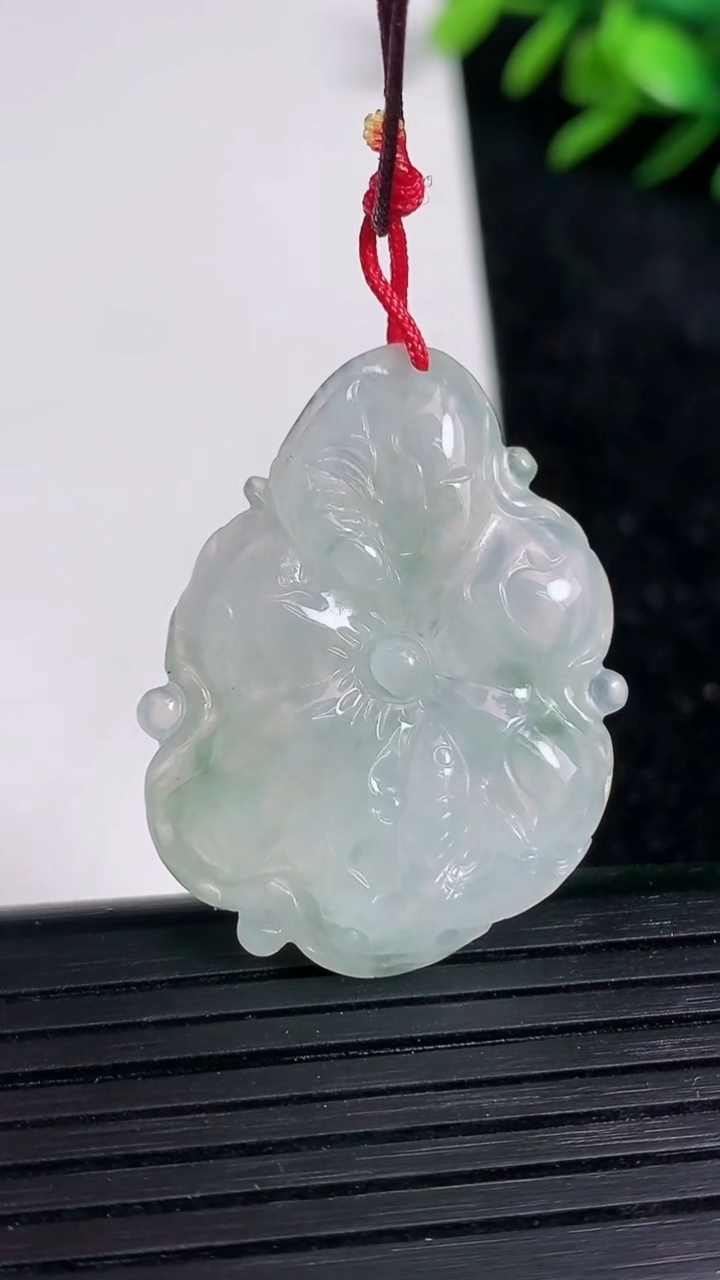 天然A货翡翠飘花年年有余吊坠尺寸34.4-23.8-4重量:6.70g
3月21日