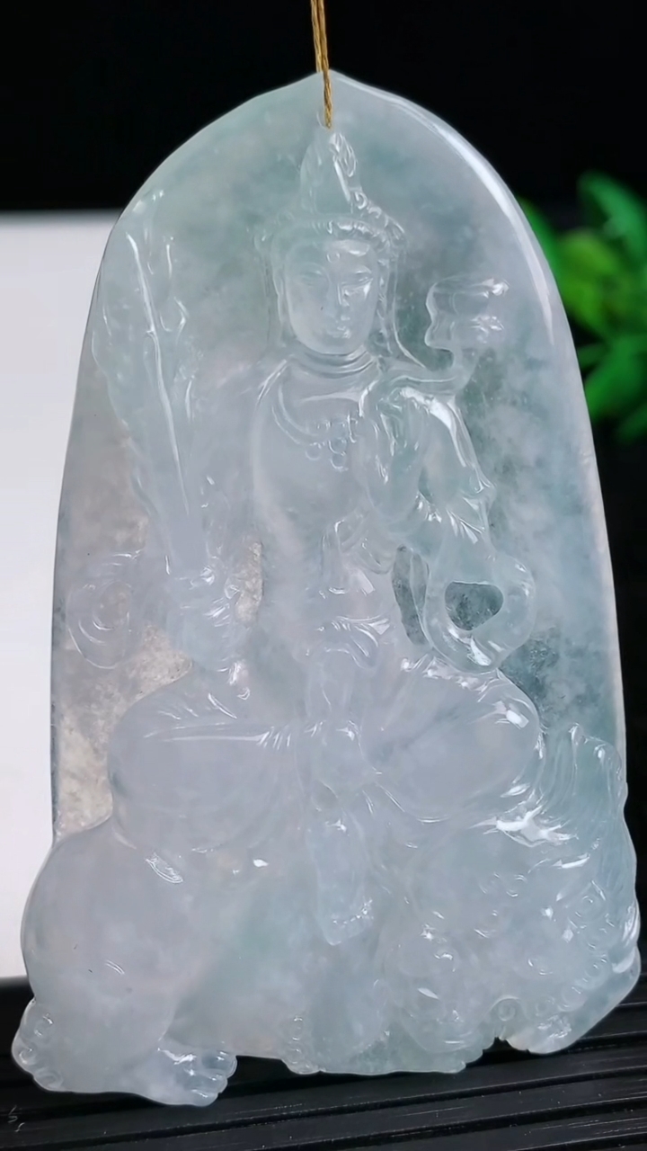 天然A货翡翠文殊菩萨吊坠尺寸69.5-42.5-5.8重量:34.55g
3月21日