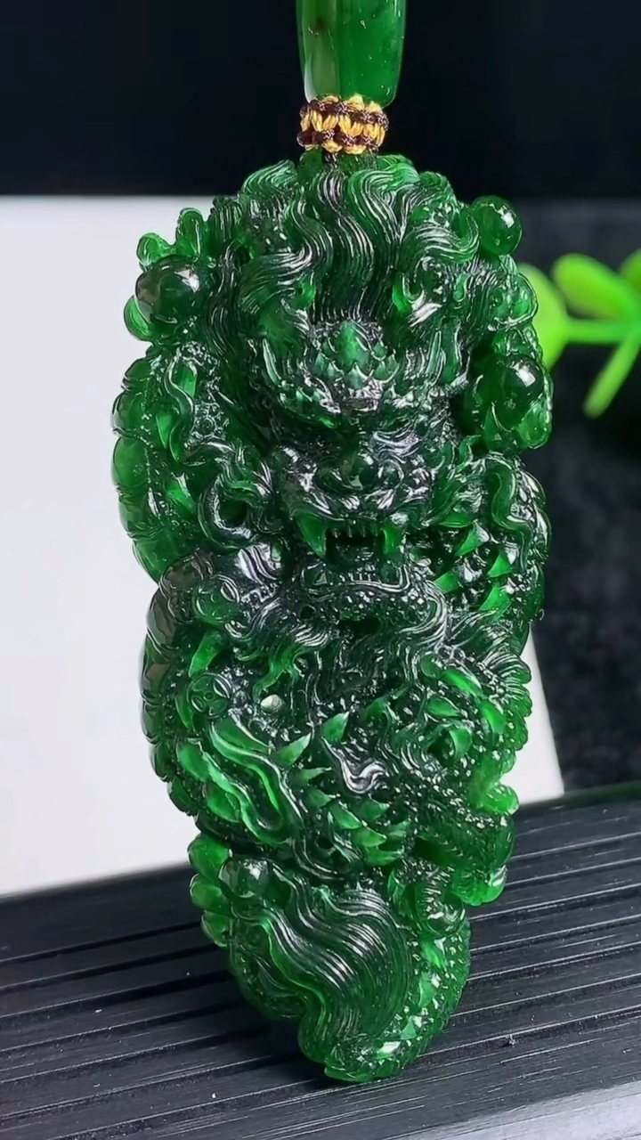 天然A货翡翠龙牌吊坠尺寸61.2-28.4-12.1重量:32.30g
3月21日