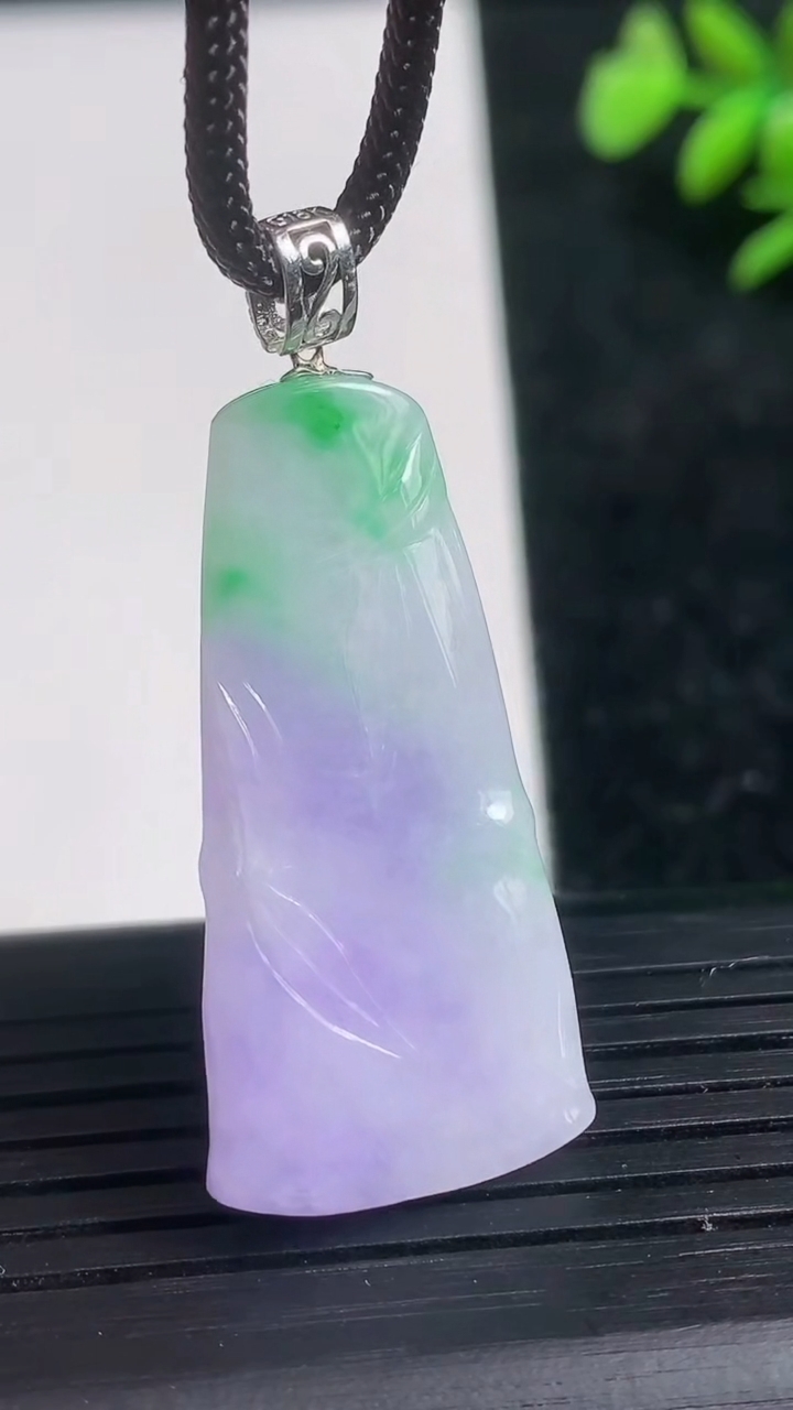 天然A货翡翠18K金春带彩紫罗兰节节高升 竹节吊坠尺寸35.4-17.4-4.3重量:6.91g
3月21日