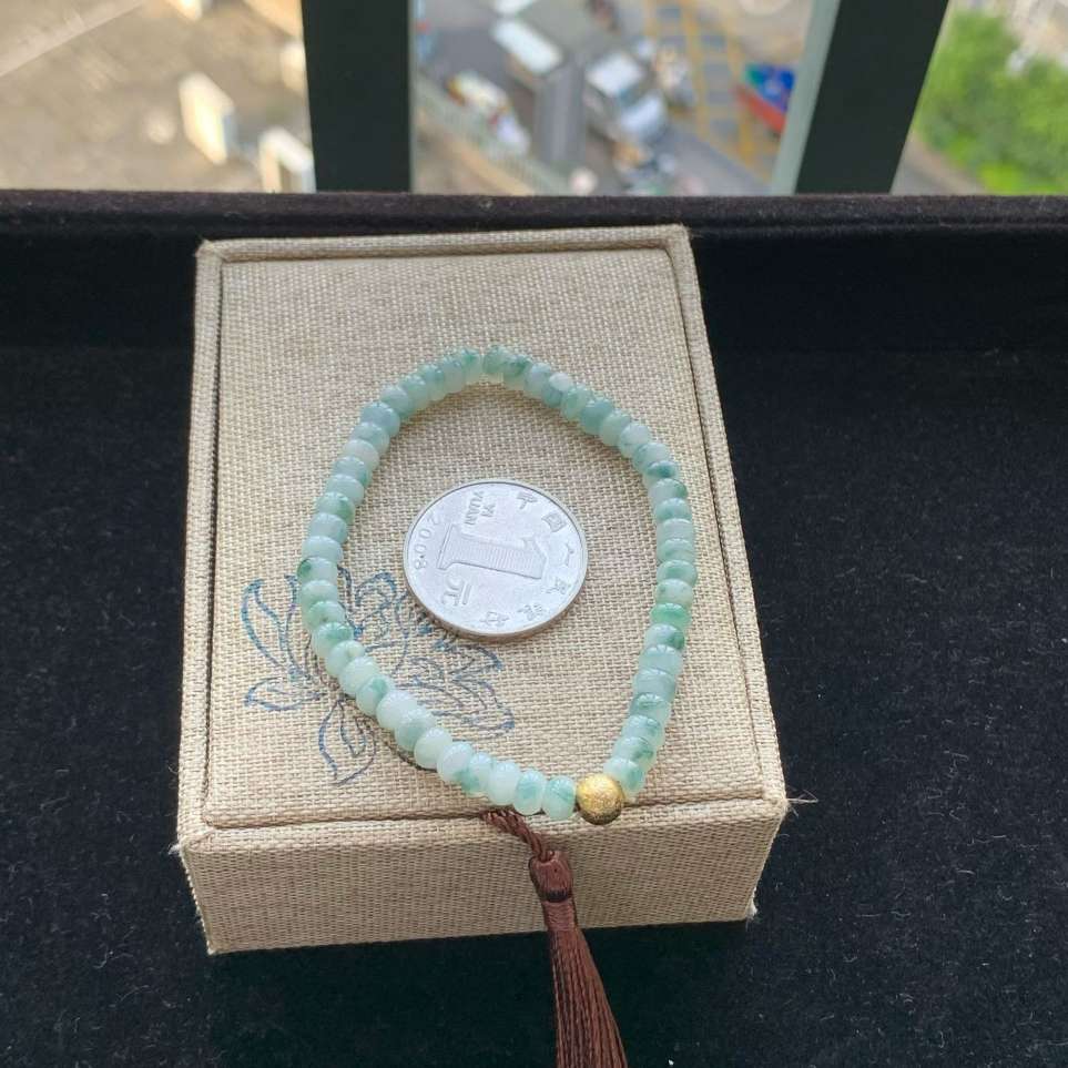A货天然翡翠冰糯种飘花算盘珠手链重量10.95
3月21日