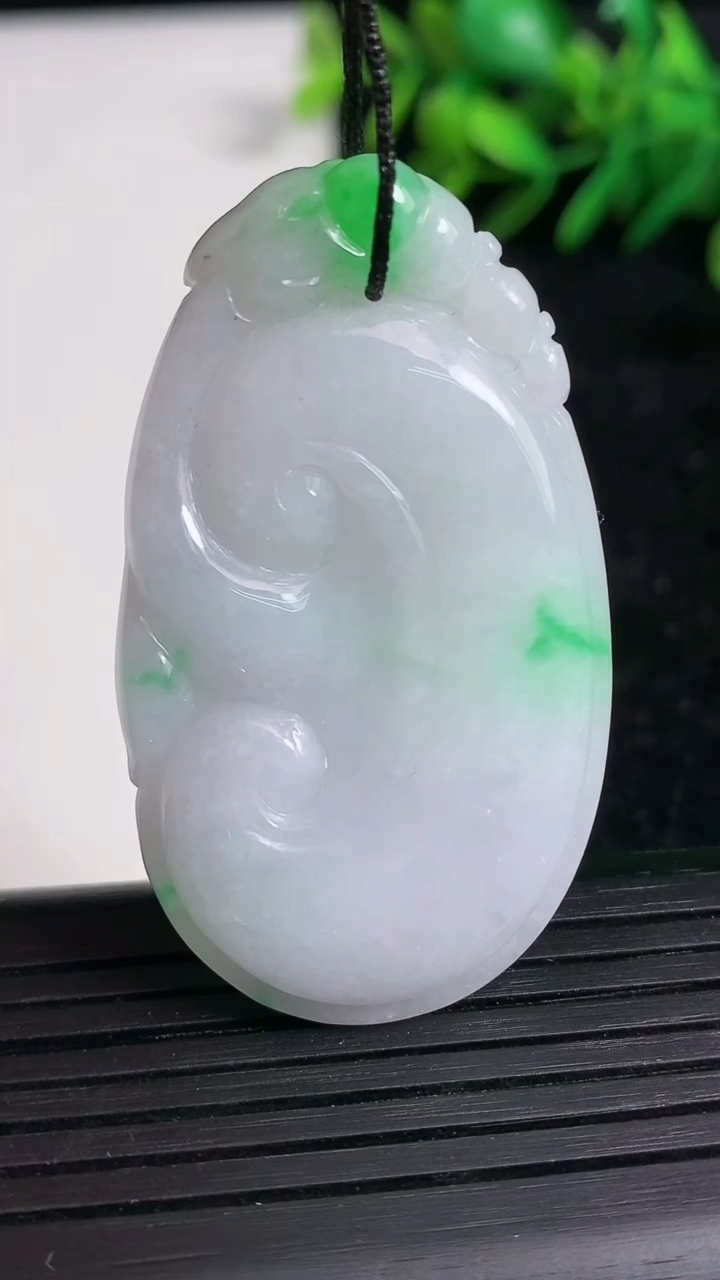 天然A货翡翠如意吊坠尺寸48.1-27.8-4.8重量:14.59g
3月21日