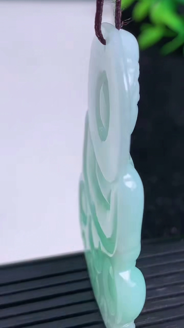 天然A货翡翠观音菩萨吊坠尺寸50.3-35-5.4重量:15.92g
3月21日