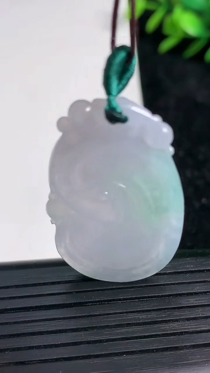 天然A货翡翠如意吊坠尺寸39.7-23.1-4.7重量:8.58g
3月21日