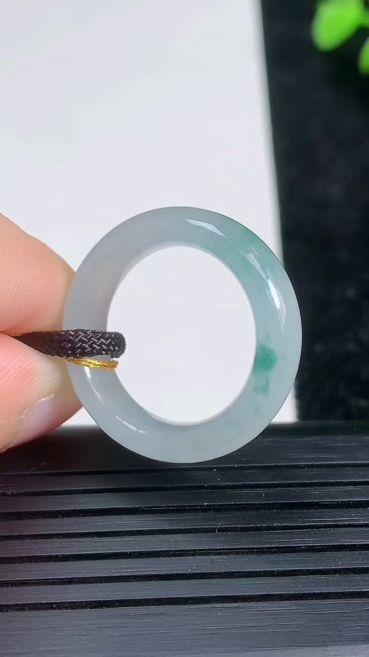 天然A货翡翠冰种飘花指环戒指尺寸17.4-6-3.5重量:4.48g2026年3月21日
工厂直销收