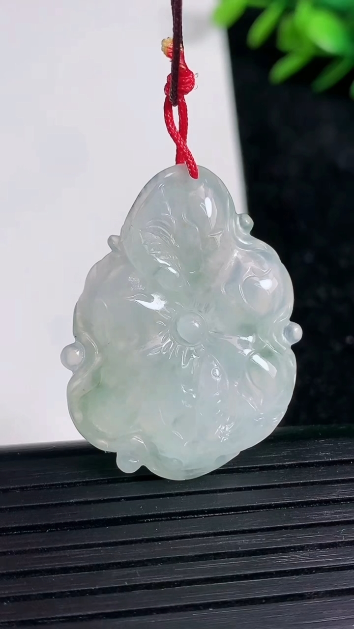 天然A货翡翠飘花年年有余吊坠尺寸34.4-23.8-4重量:6.70g
3月21日