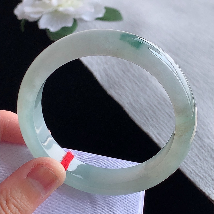 天然A货翡翠飘花正装正圈手镯55-56圈口 基本完
尺寸55-12.2-8mm 0318